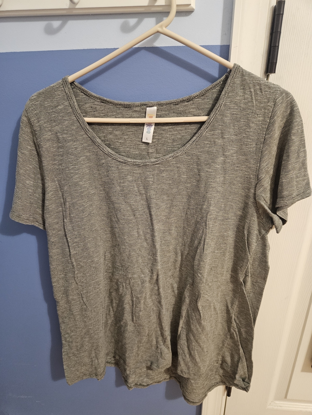 LuLaRoe Women's Heathered Gray Short Sleeve Scoop Neck Tee